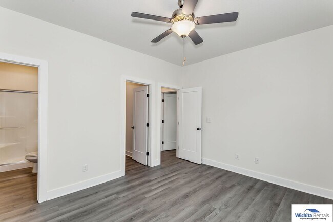 Building Photo - 3 bed, 2 bath duplex SE Wichita