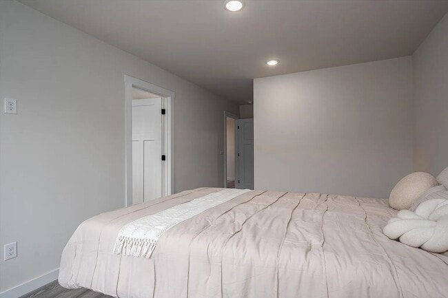 Building Photo - 2025 Built Townhome - Move-In Ready!