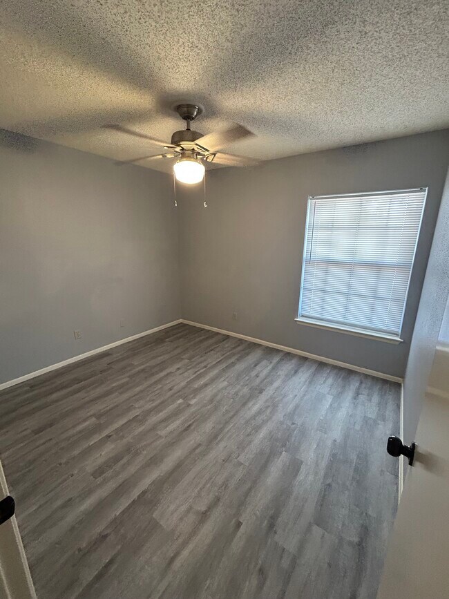 Building Photo - 1315 White Rock Dr