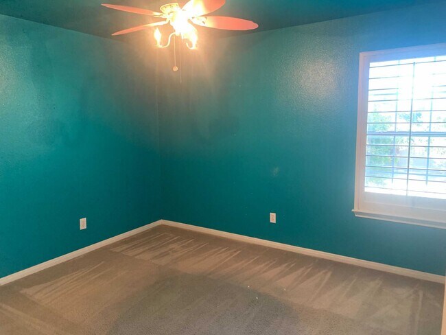 Building Photo - *MOVE IN SPECIAL* Gorgeous Four Bedroom home w/ Community POOL!!