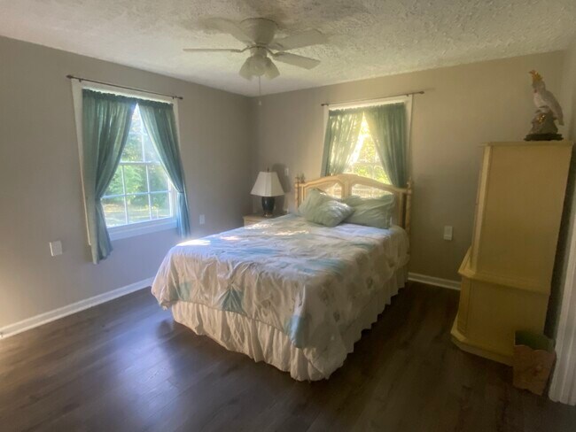 Queen-size beds - 944 W 2nd St