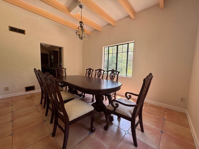 Building Photo - 3 Bed 2 Bath Home in Golfview