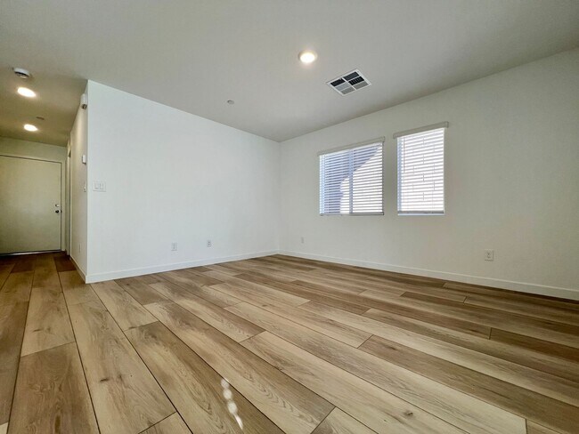Building Photo - Beautiful Newer 4 Bedroom Home in Cadence with Large Loft