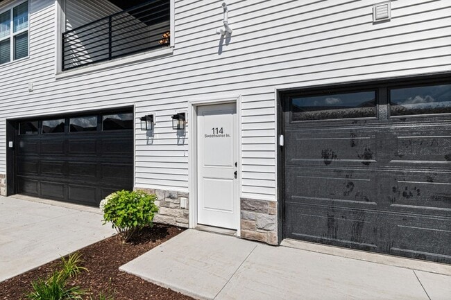 Building Photo - New 3 Bed Townhome with Covered Deck and Oversized Garage!