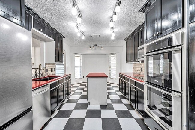 Building Photo - 412 E 89th St