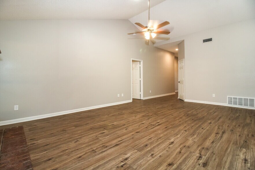 Building Photo - 9004 Willoughby Ct