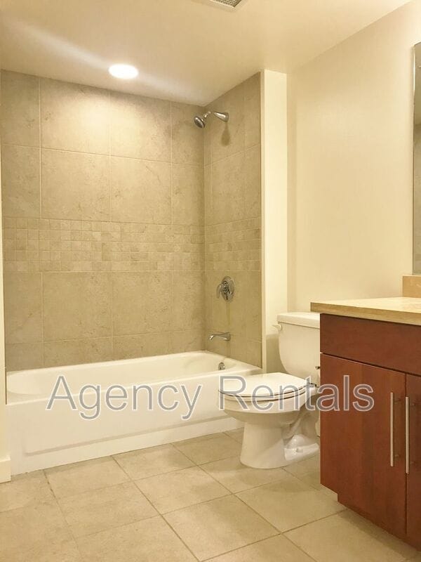 Building Photo - 600 Queen St