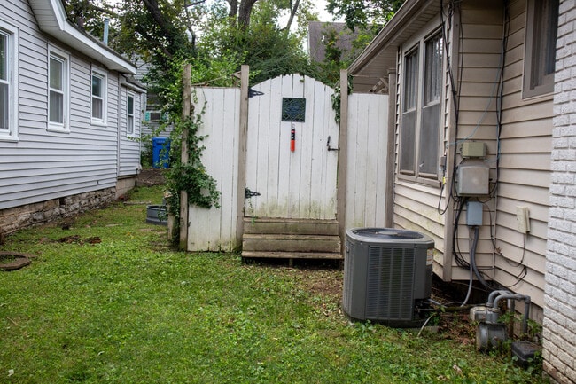 Building Photo - 136 Owsley Ave