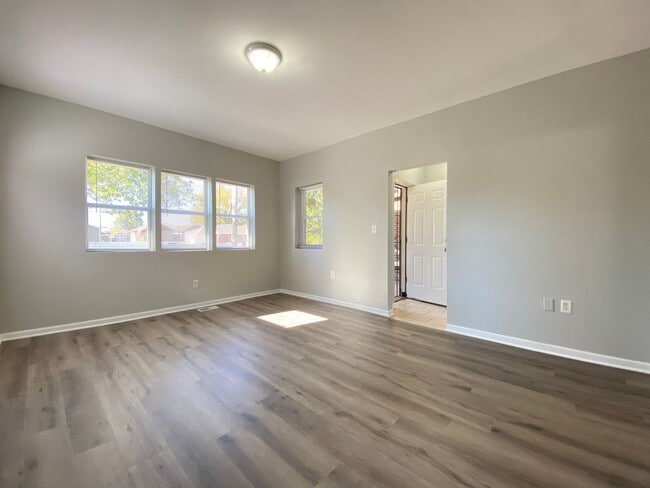 Building Photo - 3 Bed Home Available NOW