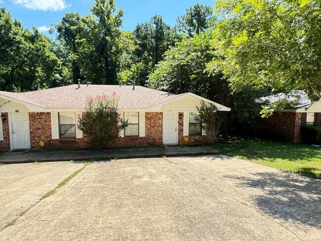 Building Photo - 904/906 Sybil Dr. Duplex