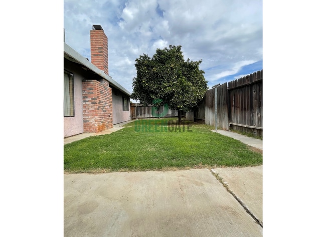 Building Photo - NOW AVAILABLE! Make this spacious 4 bedroo...
