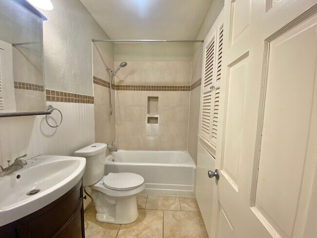 Building Photo - Larger 2 bed 1 bath cute cottage now avail...