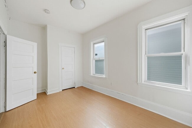 Building Photo - 281 River St