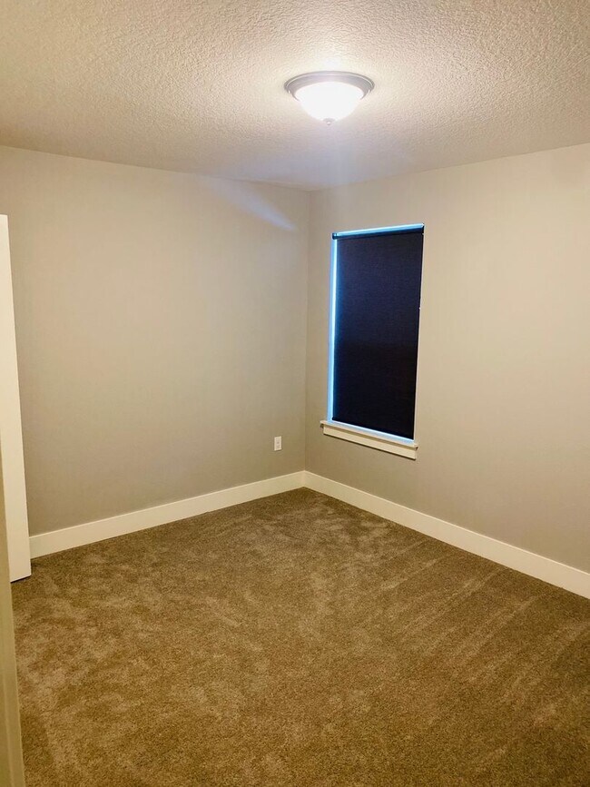 Building Photo - Gorgeous Newer Home!