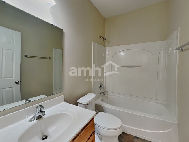 Building Photo - 6352 Hedgewood Ln