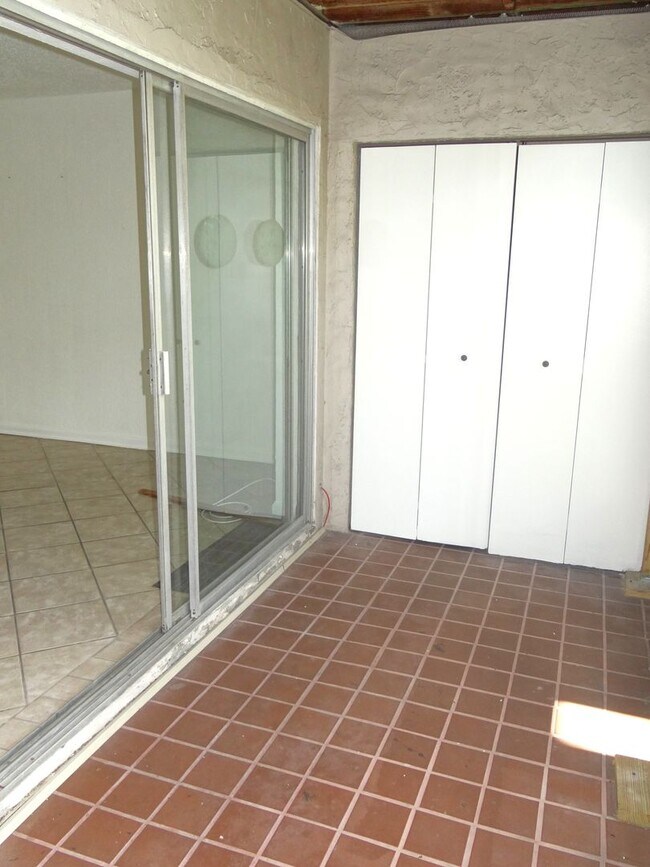 Building Photo - 1/1 condo in the heart of Clearwater - Mov...