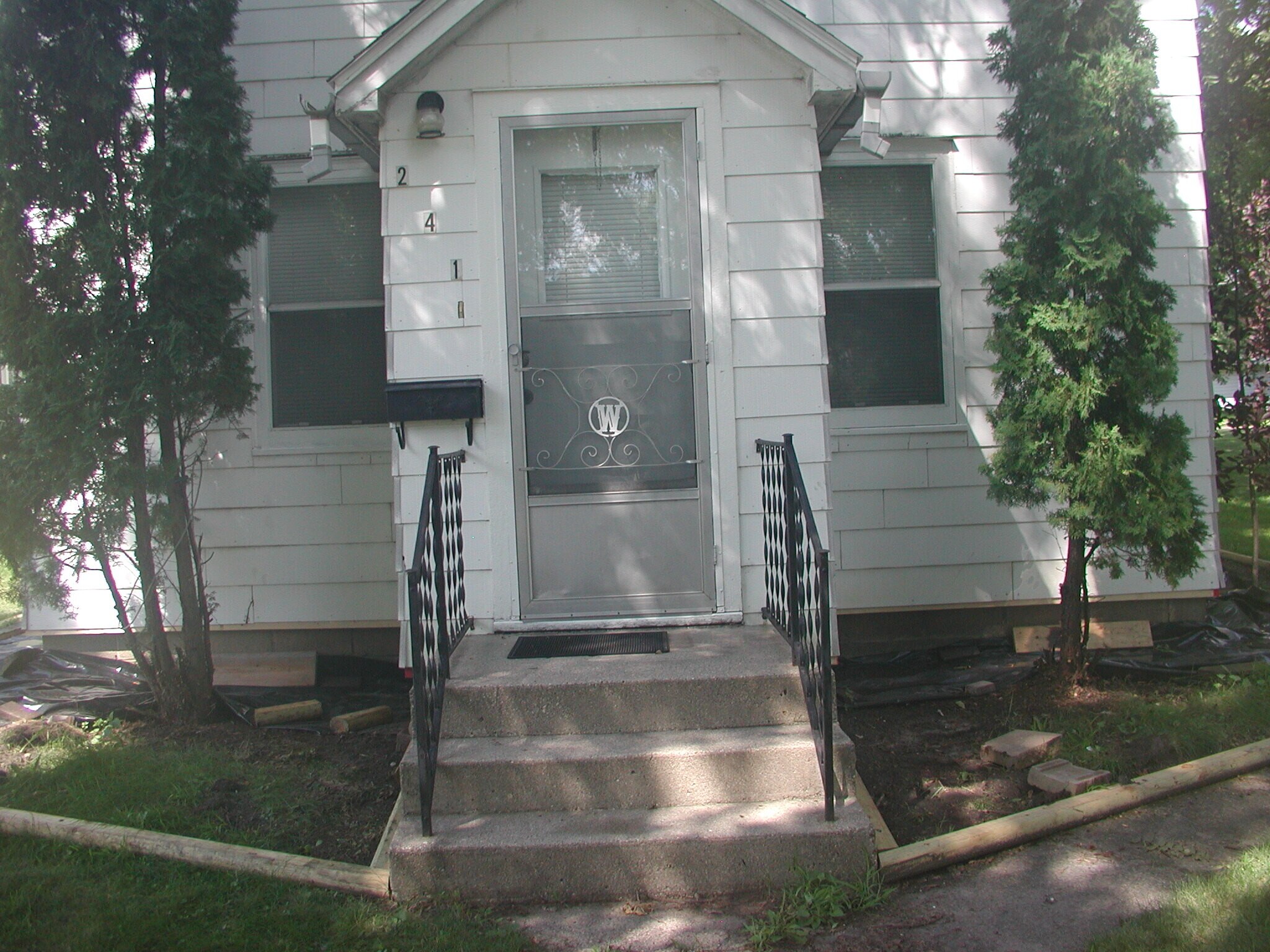 Building Photo - 241 E Ronning Ave