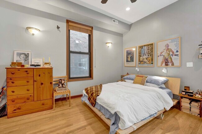 Building Photo - 1111 N Mozart St