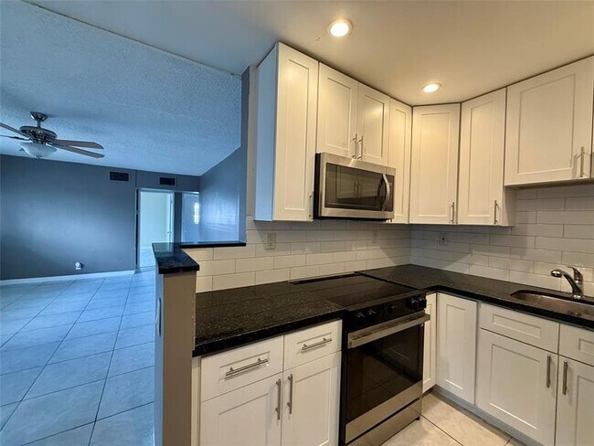 Building Photo - 530 NE 34th Ct