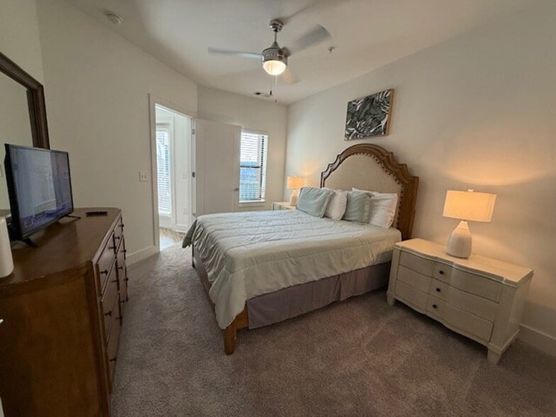 Building Photo - 455 Legends Pl