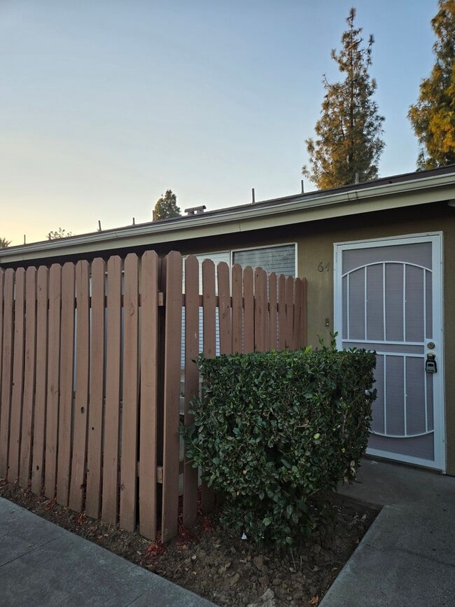Building Photo - Completely Upgraded 2 bedroom Condo in Riverside