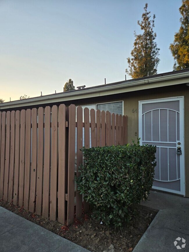 Building Photo - Completely Upgraded 2 bedroom Condo in Riv...