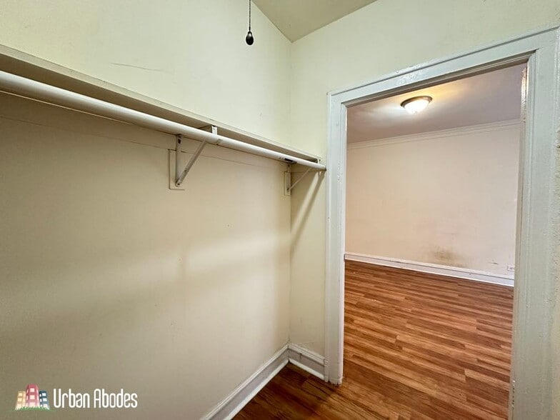 Building Photo - 2530 N Sawyer Ave