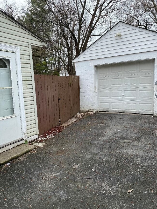 Building Photo - 3 Bedroom, 1 Bathroom SINGLE FAMILY HOME f...