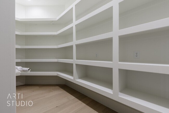 Building Photo - Beautiful Fully Furnished 3 bedroom, 2.5 B...