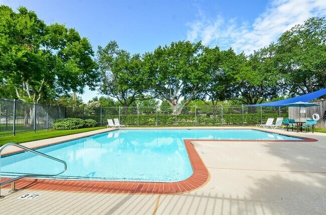 Building Photo - 13859 Hollowgreen Dr