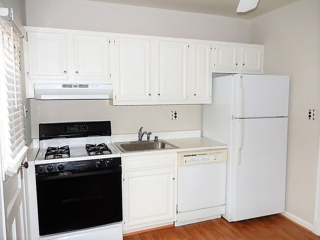 Building Photo - Charming 1 Bed 1 Bath Townhome Style Condo In Historic Arlington Village