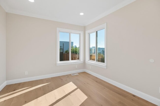 Building Photo - 2546 35th Ave