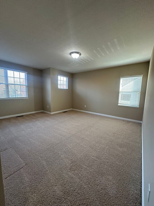 Building Photo - Lakes of Worthington