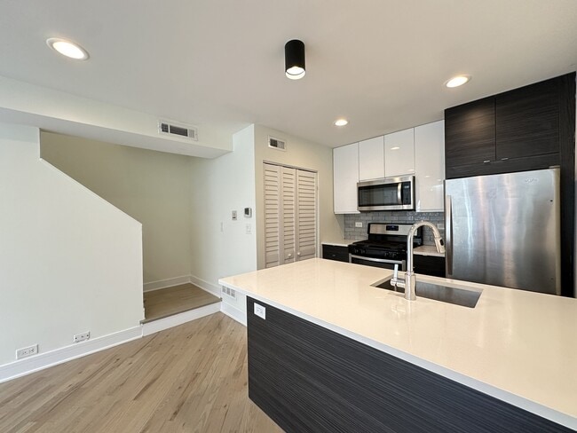 Building Photo - 949 W Grace St