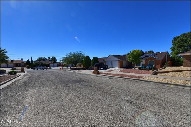 Building Photo - 609 Bristol Dr