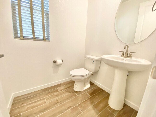 Building Photo - STUNNING LIKE NEW SINGLE-FAMILY HOME 3 BEDROOM / 2.5 BATHROOMS, WITH 2 CAR GARAGE!!