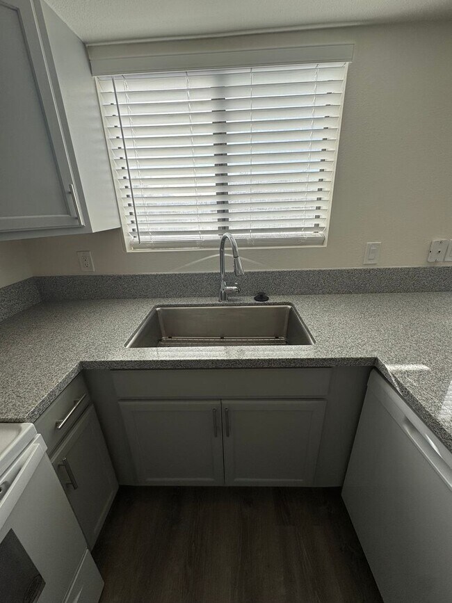 Building Photo - Stunning Remodeled 3-Bed Condo with River ...