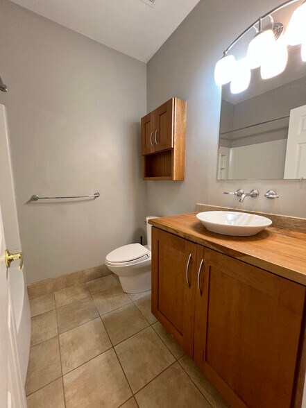 Building Photo - 305 Dresher Woods Dr