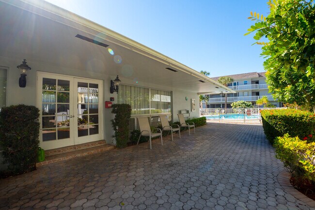 Building Photo - 1965 SE 5th Ct