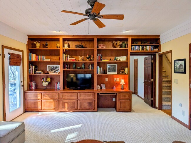 Building Photo - 842 Saddle Back Cir