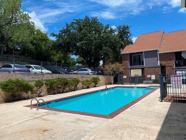 Building Photo - The Silverado Condominiums have plenty of ...