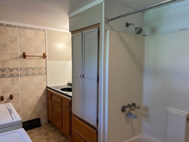 Building Photo - Spacious 4 Bedroom Hamilton, MI