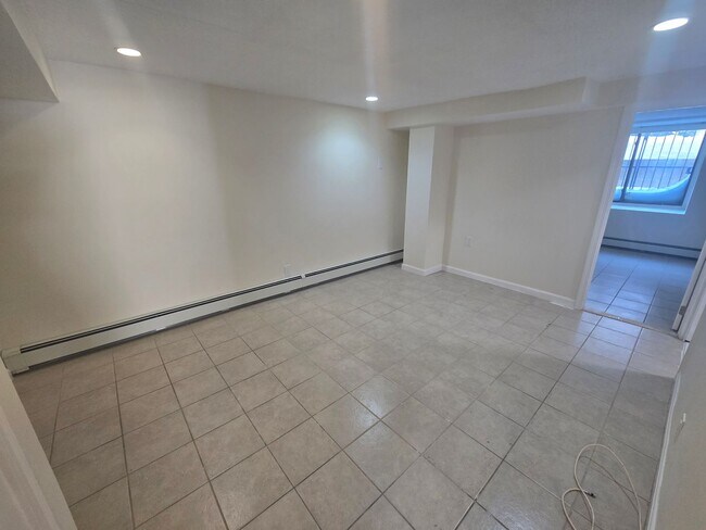 Building Photo - One bedroom MBTA GL-B