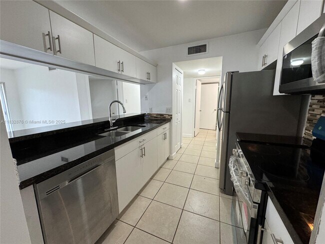 Building Photo - 10410 SW 157th Ct