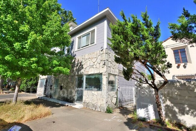 Building Photo - 1119-200 24th St