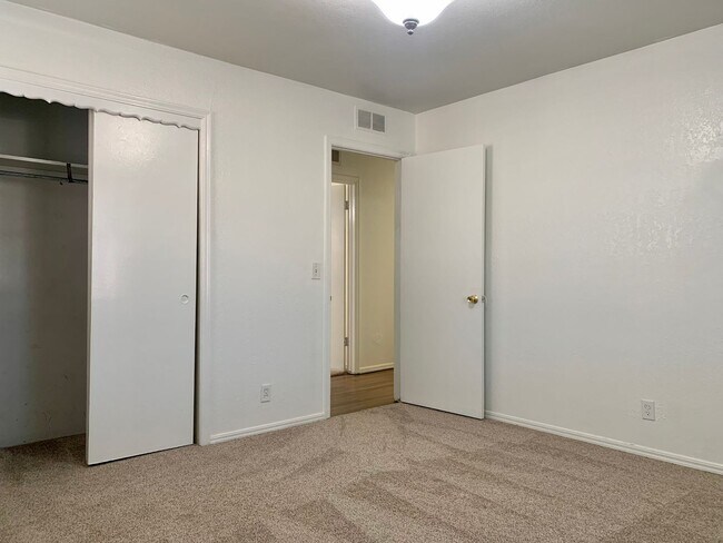 Building Photo - 3 Bed, 2 Bath Home in the Village!