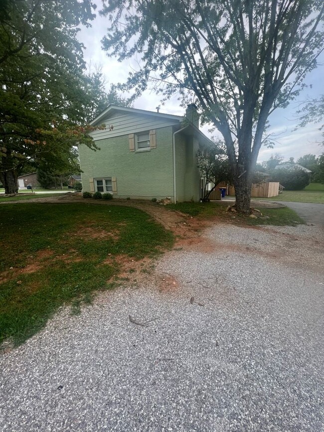 Building Photo - 4 Bedroom, 1.5 Bathroom House