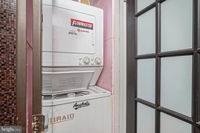 Building Photo - 3 N Christopher Columbus Blvd