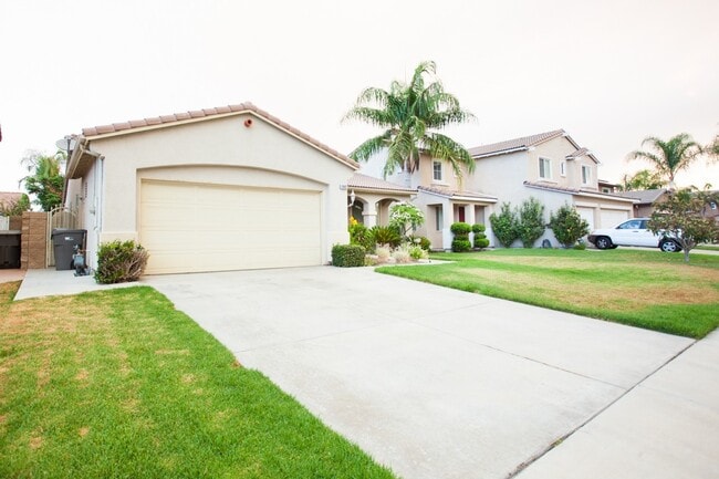 Building Photo - Spacious 4 Bedroom, 2 Bath Furnished Famil...