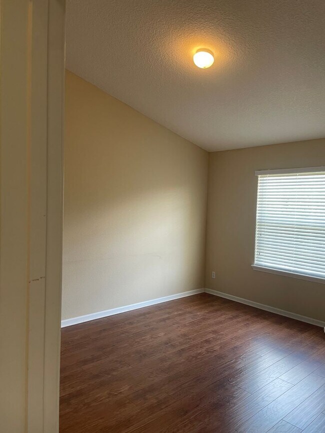 Building Photo - 2/2 Condo In Oakleaf Plantation!